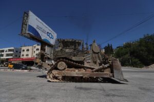 Foto de archivo de un buldócer durante una operación militar israelí en la ciudad de Yenín, en Cisjordania, EFE/EPA/ALAA BADARNEH
