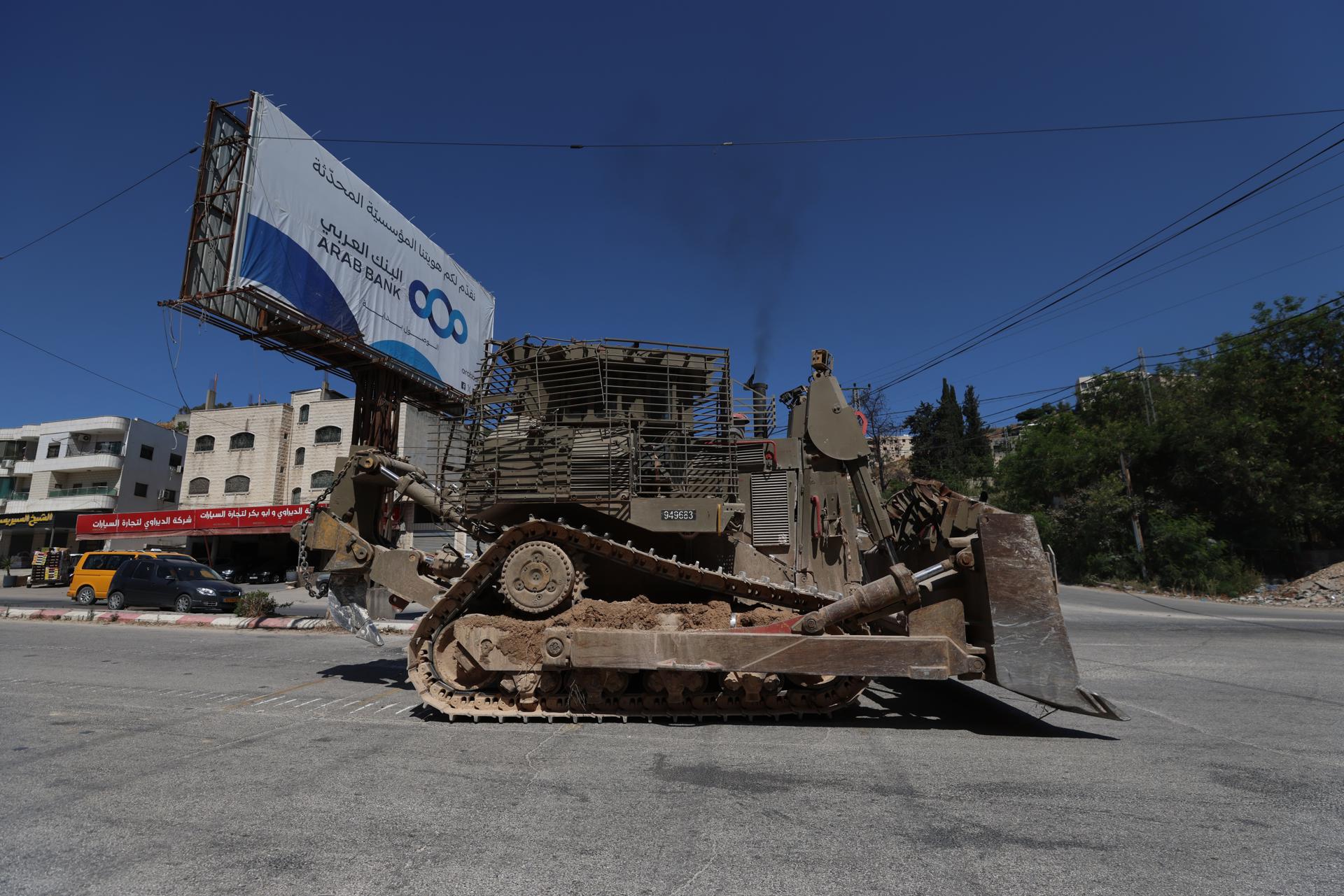 Foto de archivo de un buldócer durante una operación militar israelí en la ciudad de Yenín, en Cisjordania, EFE/EPA/ALAA BADARNEH