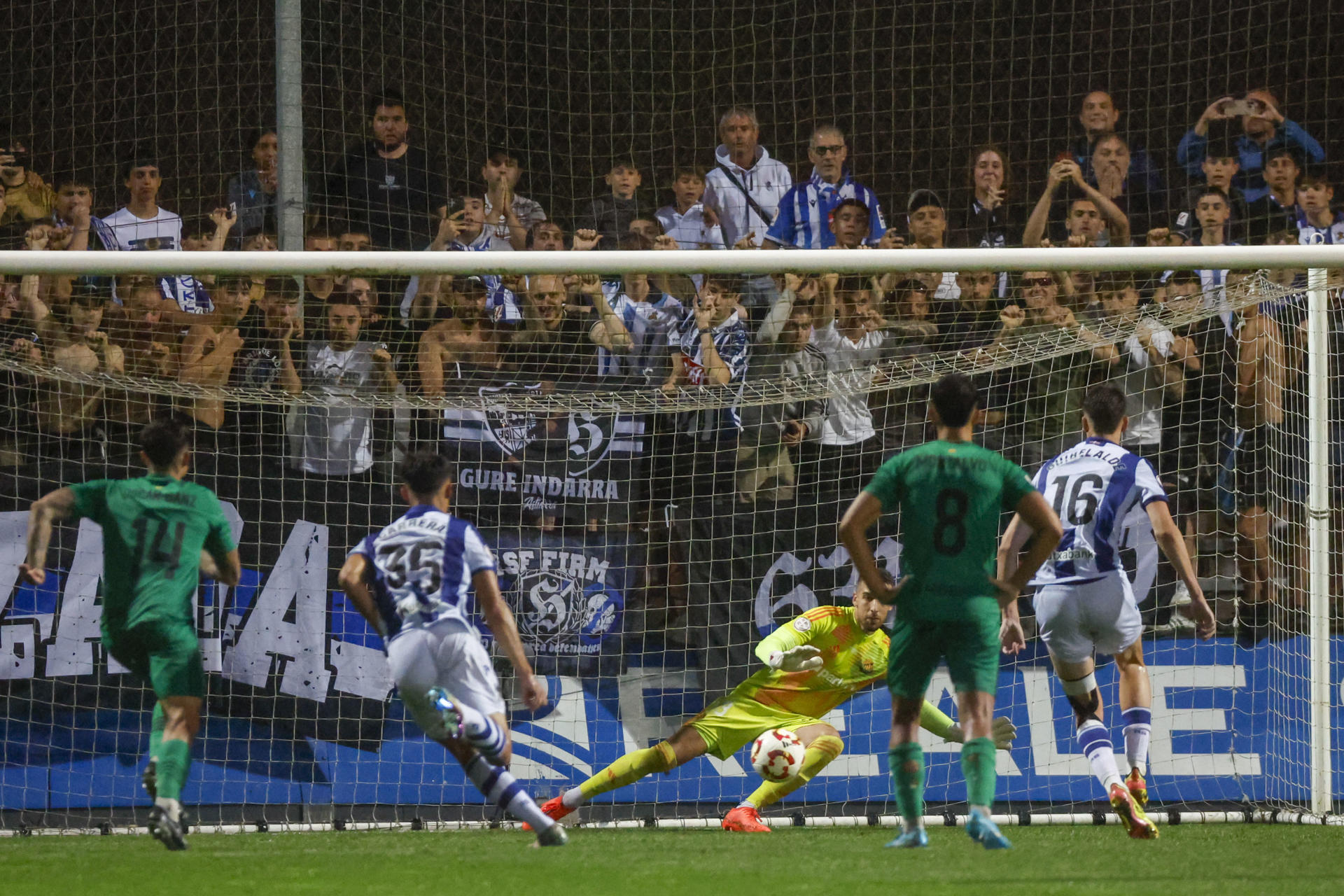 El jugador de la Real Sociedad B, Manex Guibelalde marca gol de penalti, consiguiendo el ascenso del equipo a Segunda División durante el partido que la Real Sociedad B y el Nástic de Tarragona disputan este domingo en el estadio Zubieta XXI de San Sebastián. EFE/ Javier Etxezarreta