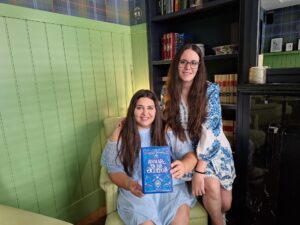 las Hermanas Greemwood, seudónimo de Beatriz Blanco y Natalia Martín. EFE/Editorial Planeta.