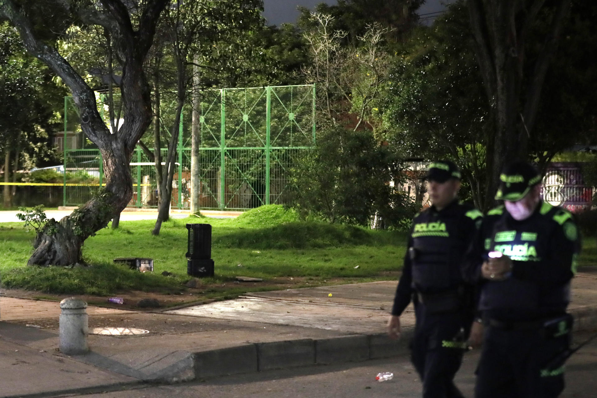 Integrantes de la Policía Nacional de Colombia custodian la zona donde se presentó el atentado contra el senador Miguel Uribe Turbay este sábado, en Bogotá (Colombia). EFE/ Carlos Ortega