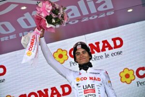 El ciclista mexicano Isaac Del Toro celebra su segundo lugar en el Giro de Italia. EFE/LUCA ZENNARO