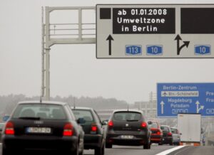 En la imagen de archivo, una señal indica "desde el 1 de enero en adelante Berlín es zona medioambiental", fotografiada el 11 de diciembre de 2007. EFE/ BERND SETTNIK