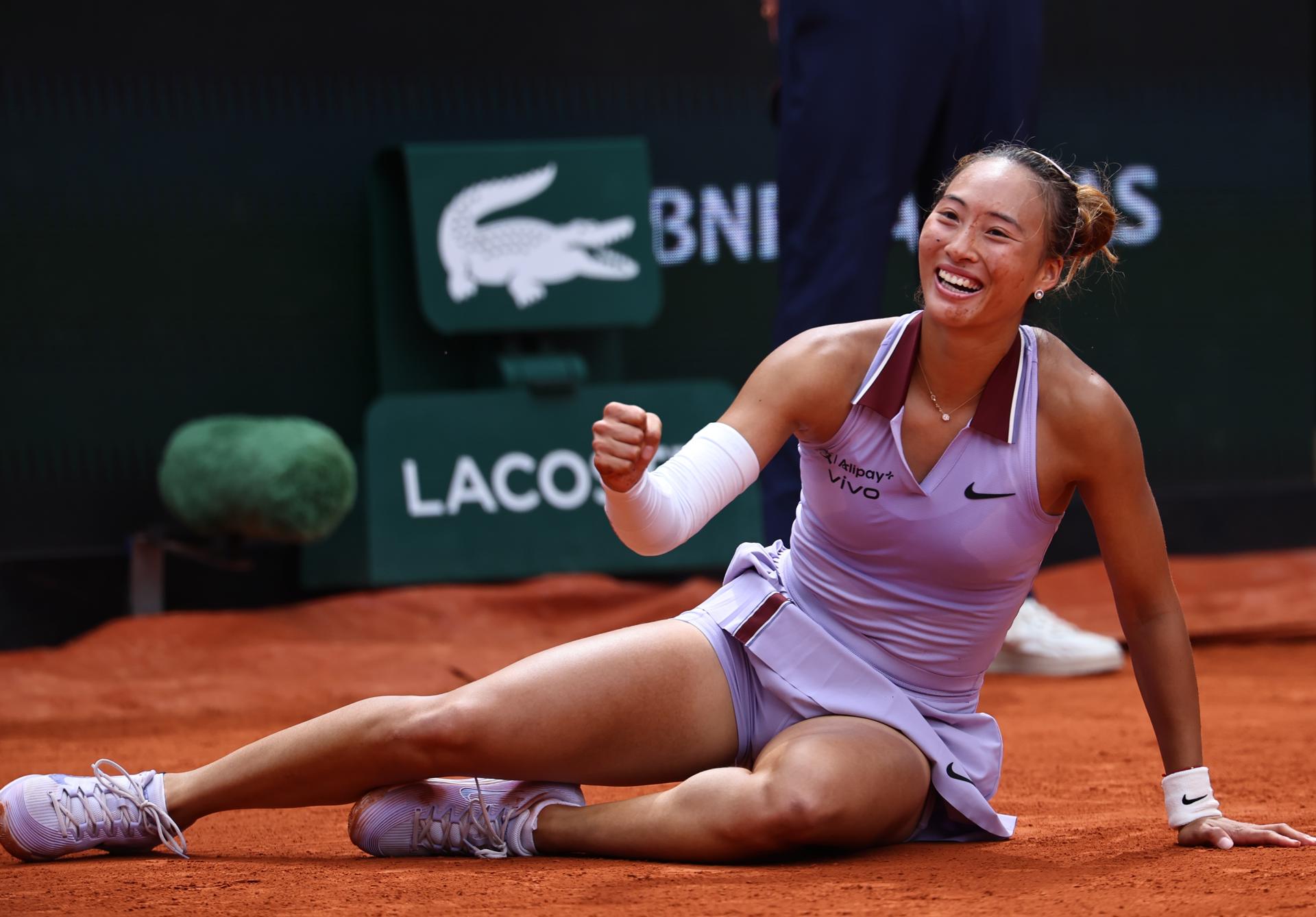 La china Qinwen Zheng, séptima del mundo,en su partido de octavos de final en Roland Garros ante la rusa Liudmila Samsonova.EFE/EPA/CHRISTOPHE PETIT TESSON