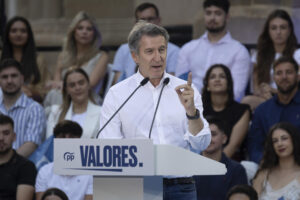 El presidente del Partido Popular, Alberto Núñez Feijóo, durante el acto del partido celebrado este miércoles en la plaza de Los Apóstoles de Murcia. EFE/Marcial Guillén