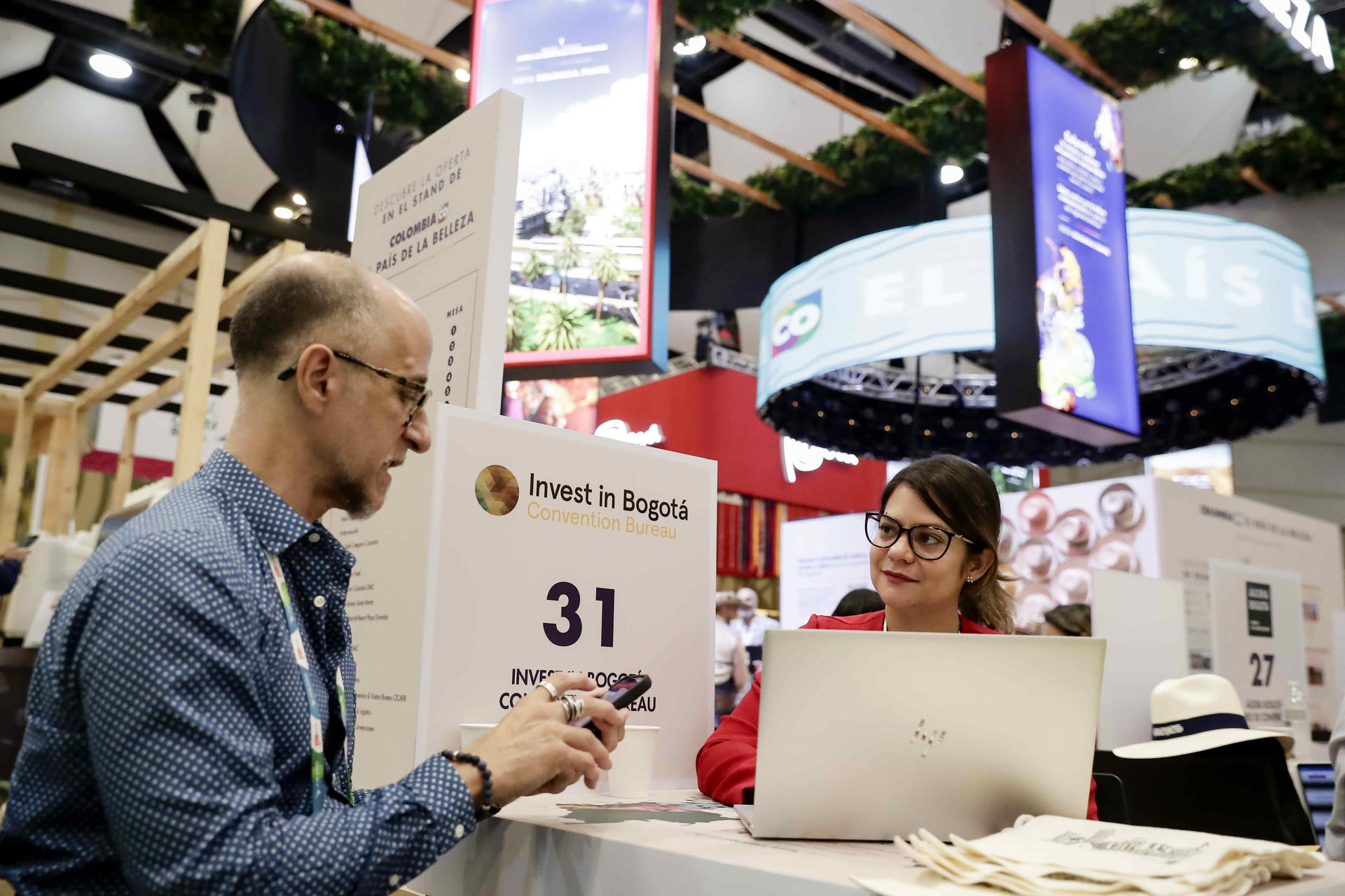 Personas se reúnen durante la feria FIEXPO Latinoamérica 2025 este miércoles, en San José (Costa Rica). EFE/ Jeffrey Arguedas