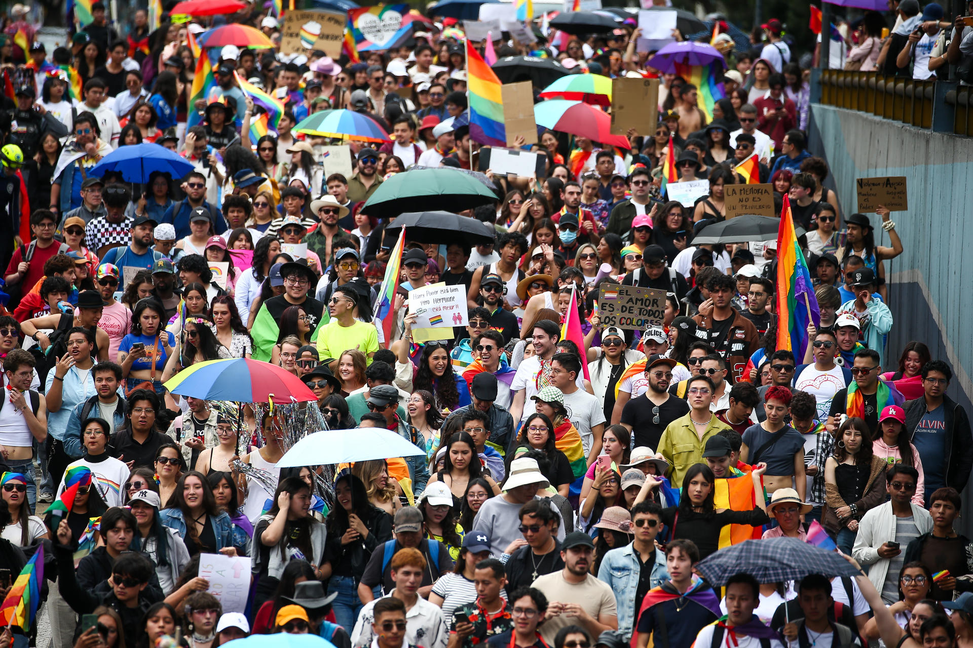 Miembros de la comunidad LGBT+ participan en la Marcha del Orgullo este sábado, en Quito (Ecuador). EFE/ José Jácome

