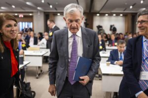 Fotografía de archivo del presidente de la FED, JeromePowell (C) .  EFE/EPA/JIM LO SCALZO