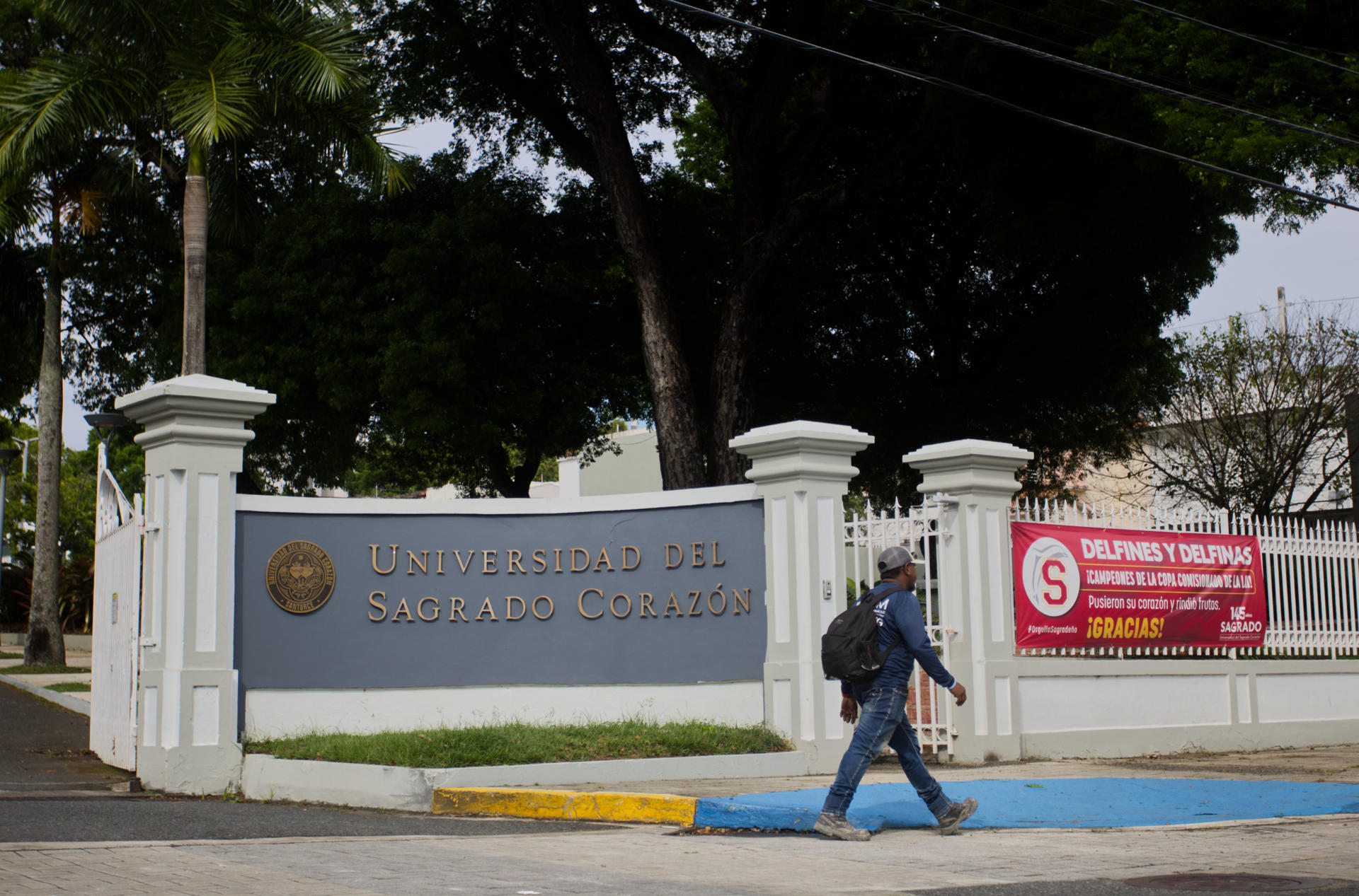 Un estudiante camina frente a la Universidad del Sagrado Corazón en San Juan (Puerto Rico). EFE/ Thais Llorca