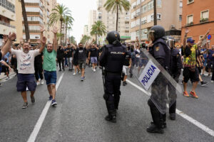 CÁDIZ, 19/06/2025.- Trabajadores del sector del metal de Cádiz se manifiestan este jueves en la capital gaditana en la segunda de las dos jornadas de huelga convocada tras el fracaso de las negociaciones de su nuevo convenio colectivo. EFE/Román Ríos.