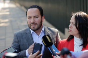 El director del Foro Madrid, Eduardo Cader, habla durante una declaración a medios este miércoles en Asunción (Paraguay). EFE/Juan Pablo Pino