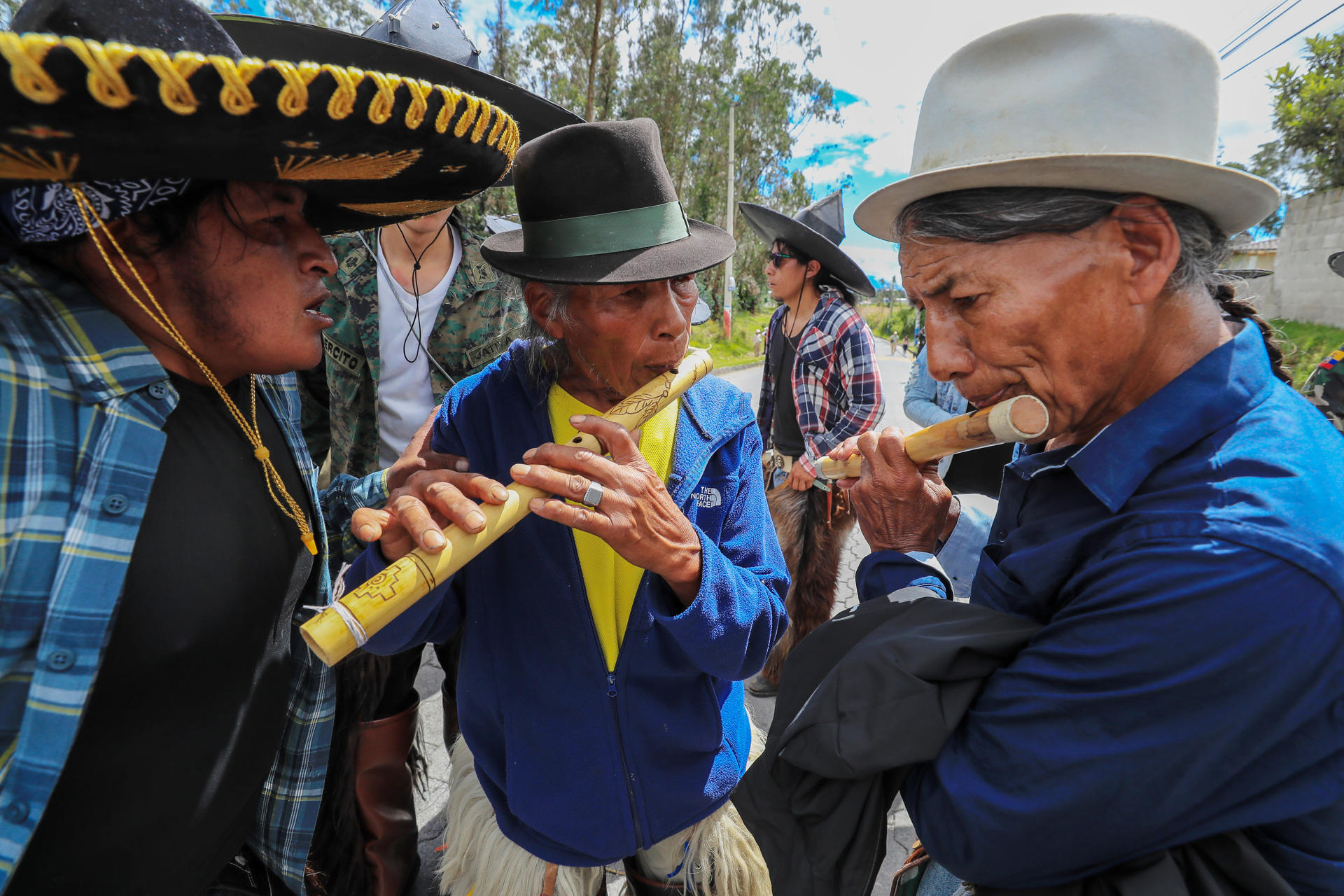Un grupo de músicos fue captado este martes, 24 de junio, durante la festividad del Inti Raymi (Fiesta del Sol, en quechua), en Cotacachi (Ecuador). EFE/José Jácome