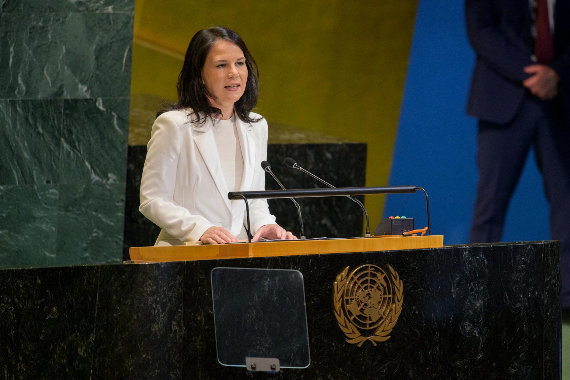 Fotografía cedida por la ONU donde aparece la alemana Annalena Baerbock, exministra de Asuntos Exteriores (2021-2025) de su país, hablando en una sesión de la Asamblea General este lunes, en Nueva York (Estados Unidos). EFE/ Eskinder Debebe/ ONU
