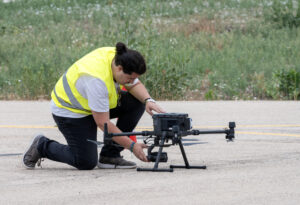 Centro Experimental de Vuelos ATLAS en Villacarrillo (Jaén) durante la demostración del proyecto europeo U-ELCOME para trasladar suministros médicos en zonas rurales remotas utilizando aparatos no tripulados. EFE/José Manuel Pedrosa