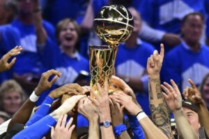 Los jugadores de los Thunder levantan el trofeo Larry O'Brien tras la victoria en la final de la NBA ante los Indiana Pacers en el séptimo partido. EFE/MANUELA SOLDI