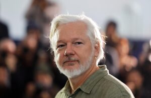 Julian Assange en la presentación de 'The Six Billion Dollar Man' durante el Festival de Cannes. EFE/EPA/GUILLAUME HORCAJUELO