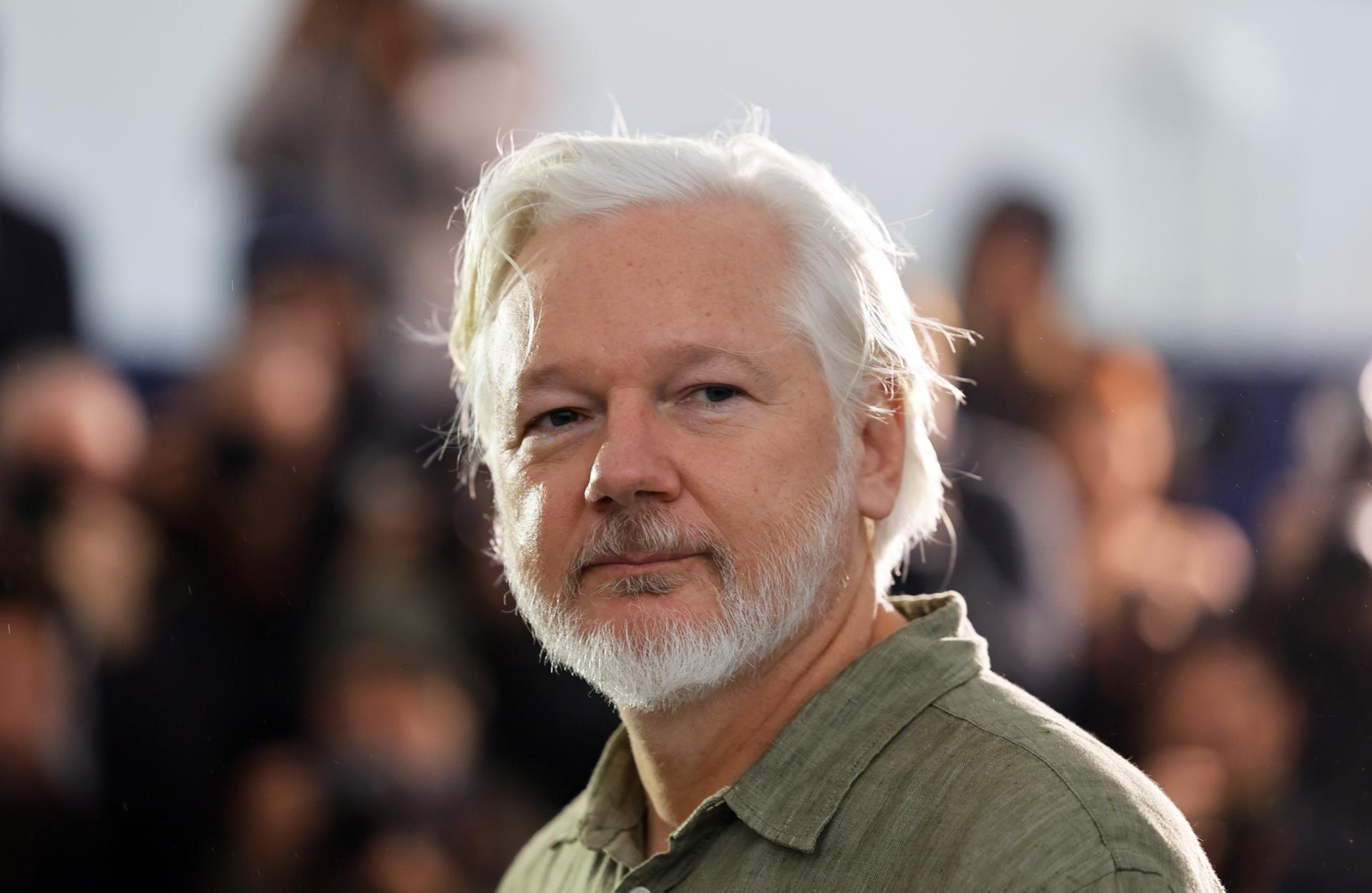 Julian Assange en la presentación de 'The Six Billion Dollar Man' durante el Festival de Cannes. EFE/EPA/GUILLAUME HORCAJUELO