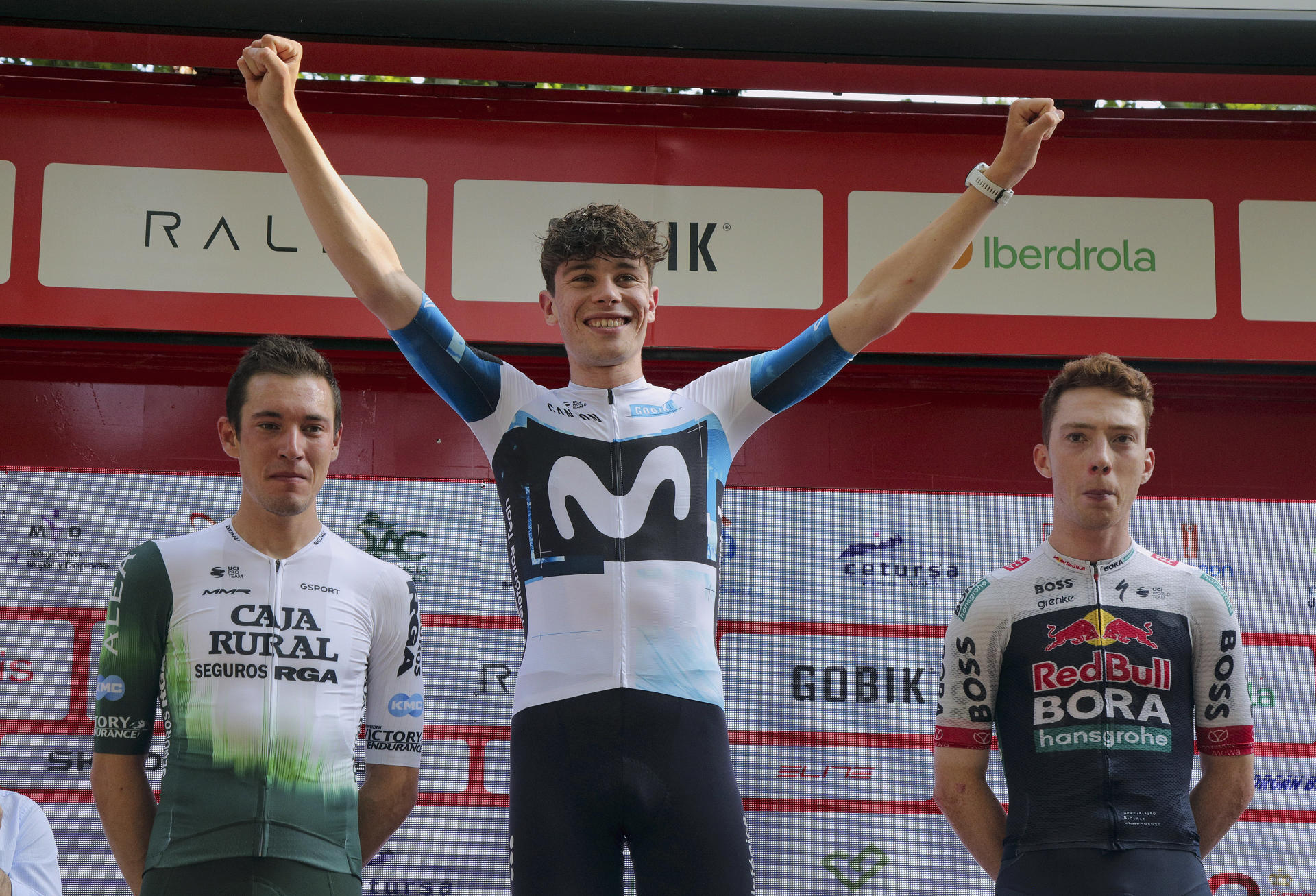 El ciclista vallisoletano del equipo Movistar, Iván Romeo (c, primera posición), acompañado por Fernando Barceló de Caja Rural (i, segunda posición) y Roger Adriá del Redbull-Bora, han completado el podium del Campeonato de España de Ciclismo en línea categoría Élite UCI en ruta que se ha disputado hoy domingo en Granada. EFE / Pepe Torres.