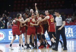 La selección española femenina de baloncesto celebra su clasificación para la final del Eurobasket. EFE/EPA/YANNIS KOLESIDIS