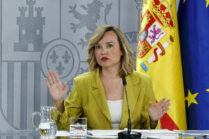 La ministra de Educación y Portavoz del Gobierno, Pilar Alegría, durante su intervención en la rueda de prensa posterior a la reunión semanal del Consejo de ministros, este martes en Moncloa. EFE/ JJGuillén