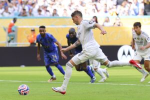 Fede Valverde, en el momento de lanzar el penalti ante el Al Hilal. EFE/EPA/CRISTOBAL HERRERA-ULASHKEVICH