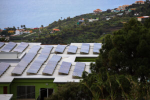Imagen de archivo de una instalación fotovoltaica de autoconsumo compartido en La Palma. EFE / Luis G Morera