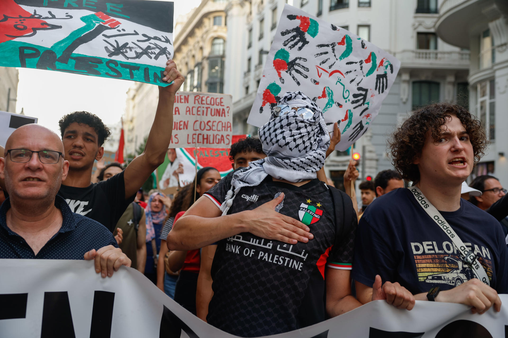 Manifestación a favor del pueblo palestino, encuadrada dentro de los actos de la Conferencia por la Paz y contra el rearme, este viernes en Madrid. EFE/ J.P.Gandul