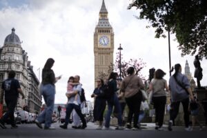 Fotografía de archivo de la plaza del Parlamento con la Torre Elizabeth, en Londres. EFE/TOLGA AKMEN