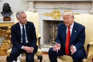 Fotografía de archivo del encuentro entre el primer ministro canadiense, Mark Carney, y el presidente estadounidense, Donald Trump, en la Casa Blanca (Washington) el pasado 6 de mayo. EFE/EPA/FRANCIS CHUNG / POOL