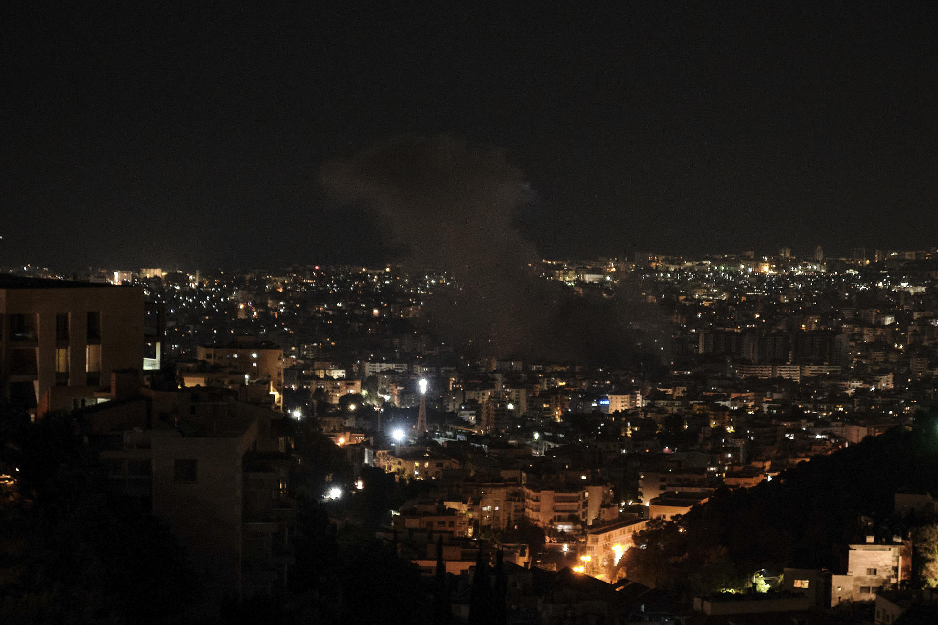 Humo y llamas se elevan tras un ataque aéreo israelí en el distrito de Dahieh, en el sur de Beirut, Líbano. EFE/WAEL HAMZEH