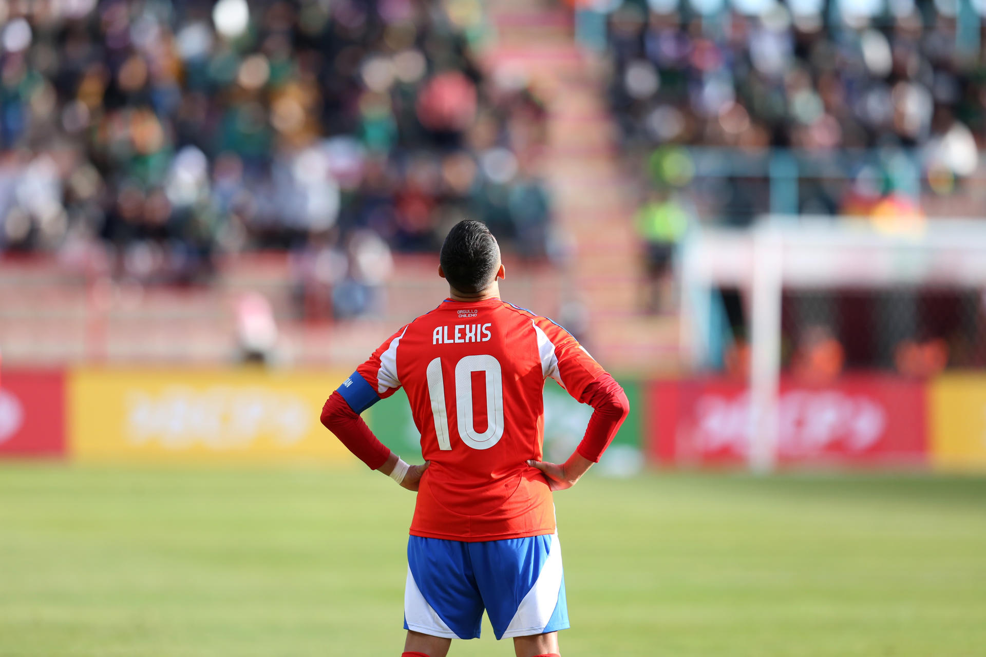 Alexis Sánchez de Chile reacciona ante Bolivia en un partido por las eliminatorias sudamericanas para el Mundial 2026. EFE/Esteban Biba
