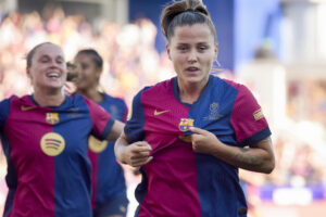 La delantera del FC Barcelona Claudia Pina celebra su gol durante la final de la Copa de la Reina que FC Barcelona y Atlético de Madrid disputan en el estadio de El Alcoraz, en Huesca. EFE/Javier Belver