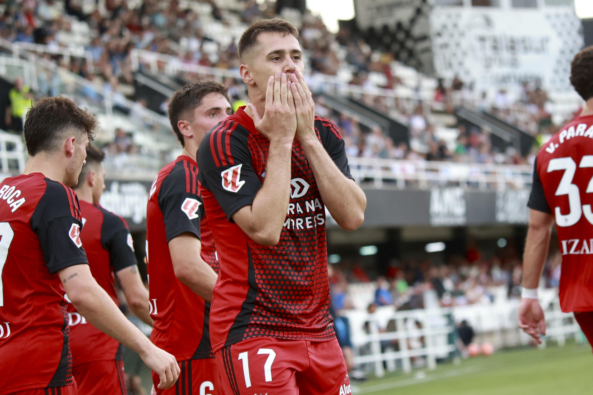 El delantero del CD Mirandés, Urko Izeta, celebra el primer gol de su equipo durante el encuentro correspondiente a la última jornada de la Liga Hypermotion que Cartagena y Mirandés disputaron en el estadio de Cartagonova, en Cartagena. EFE/Juan Carlos Caval.