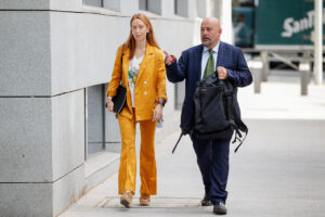 La abogada de Koldo García, Leticia de la Hoz, a su llegada este martes a la Audiencia Nacional donde el juez Ismael Moreno, que investiga parte del denominado caso Koldo, toma declaración como testigos a responsables de Ineco y Adif en relación a la presunta contratación irregular de una expareja del exministro José Luis Ábalos en dos empresas públicas. EFE/Daniel González
