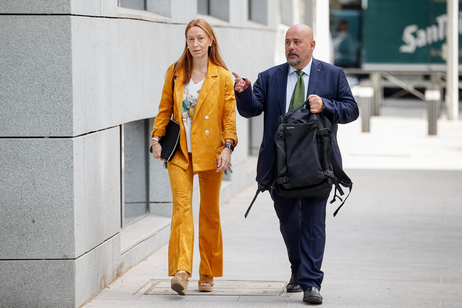 La abogada de Koldo García, Leticia de la Hoz, a su llegada este martes a la Audiencia Nacional donde el juez Ismael Moreno, que investiga parte del denominado caso Koldo, toma declaración como testigos a responsables de Ineco y Adif en relación a la presunta contratación irregular de una expareja del exministro José Luis Ábalos en dos empresas públicas. EFE/Daniel González