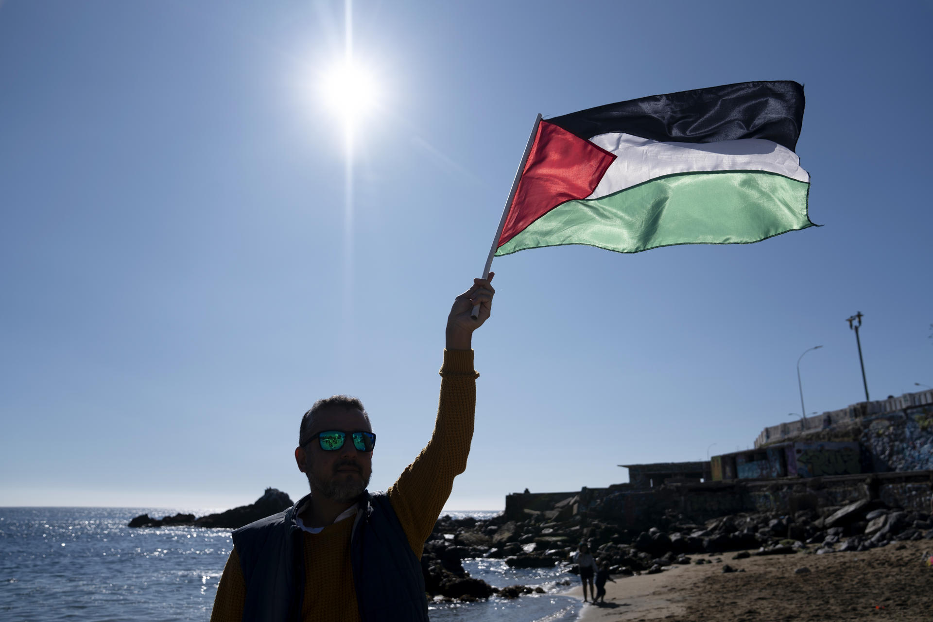 Personas participan en una marcha a favor de Palestina este sábado, en Valparaíso (Chile). EFE/ Adriana Thomasa
