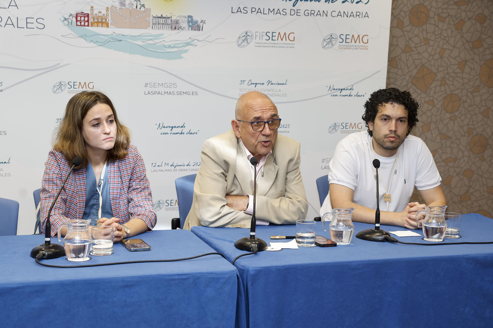 El avance del negacionismo ha traído nuevas creencias con las que cada día tiene que lidiar el médico de familia, desde la medicina germánica a la ozonoterapia, pero hay un "disparate" clásico que todavía es el que más le cuesta desmontar: que el alcohol, en pequeñas dosis, es bueno para la salud. En el congreso de la Sociedad Española de Médicos Generales y de Familia (SEMG) que se clausuró el sábado en Las Palmas de Gran Canaria, abordaron este asunto el doctor Juan José Rodríguez Sendín (c), miembro del Grupo Bioética de la SEMG, y los miembros del Grupo de Residentes y Jóvenes Especialistas Cristina Santomé (i) y Aythami Rivero Canino (d) (foto tomada el sábado 14 de junio). EFE/Elvira Urquijo Á