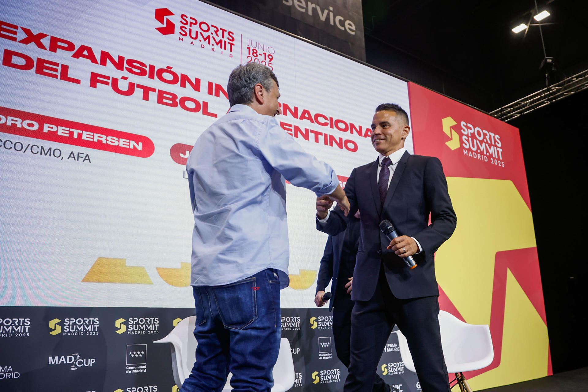 Javier Saviola, ex futbolista argentino, interviene en la mesa "La expansión internacional del fútbol Argentino" durante la jornada inaugural del "Sports Summit Madrid 2025" que se celebra en las instalaciones de IFEMA, en Madrid. EFE/David Fernández
