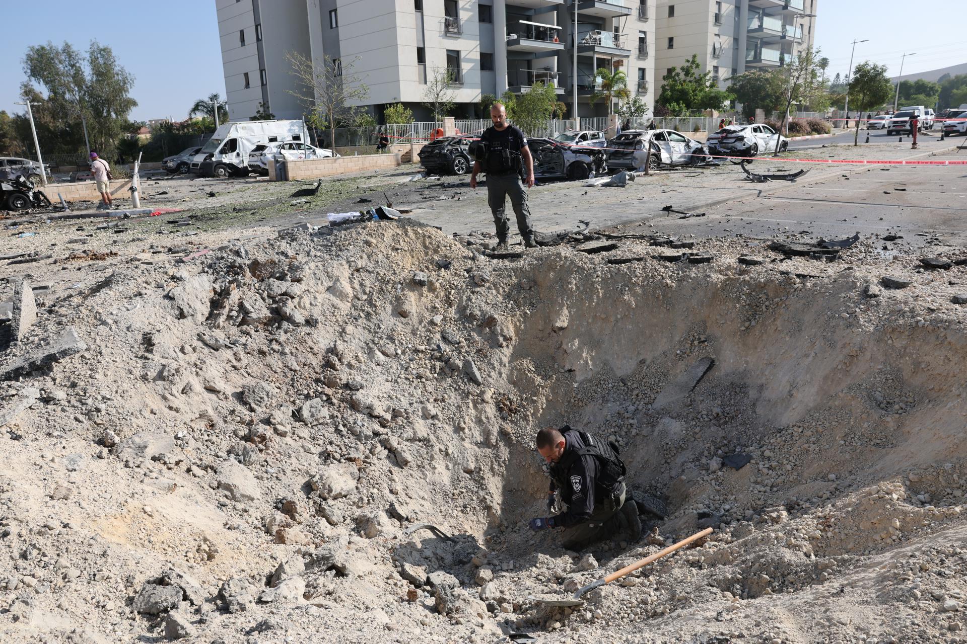 Unidades de desactivación de explosivos de la policía buscan restos en el lugar donde misiles balísticos iraníes impactaron contra edificios residenciales en Beersheva, en el sur de Israel, el 20 de junio de 2025. EFE/EPA/ABIR SULTAN