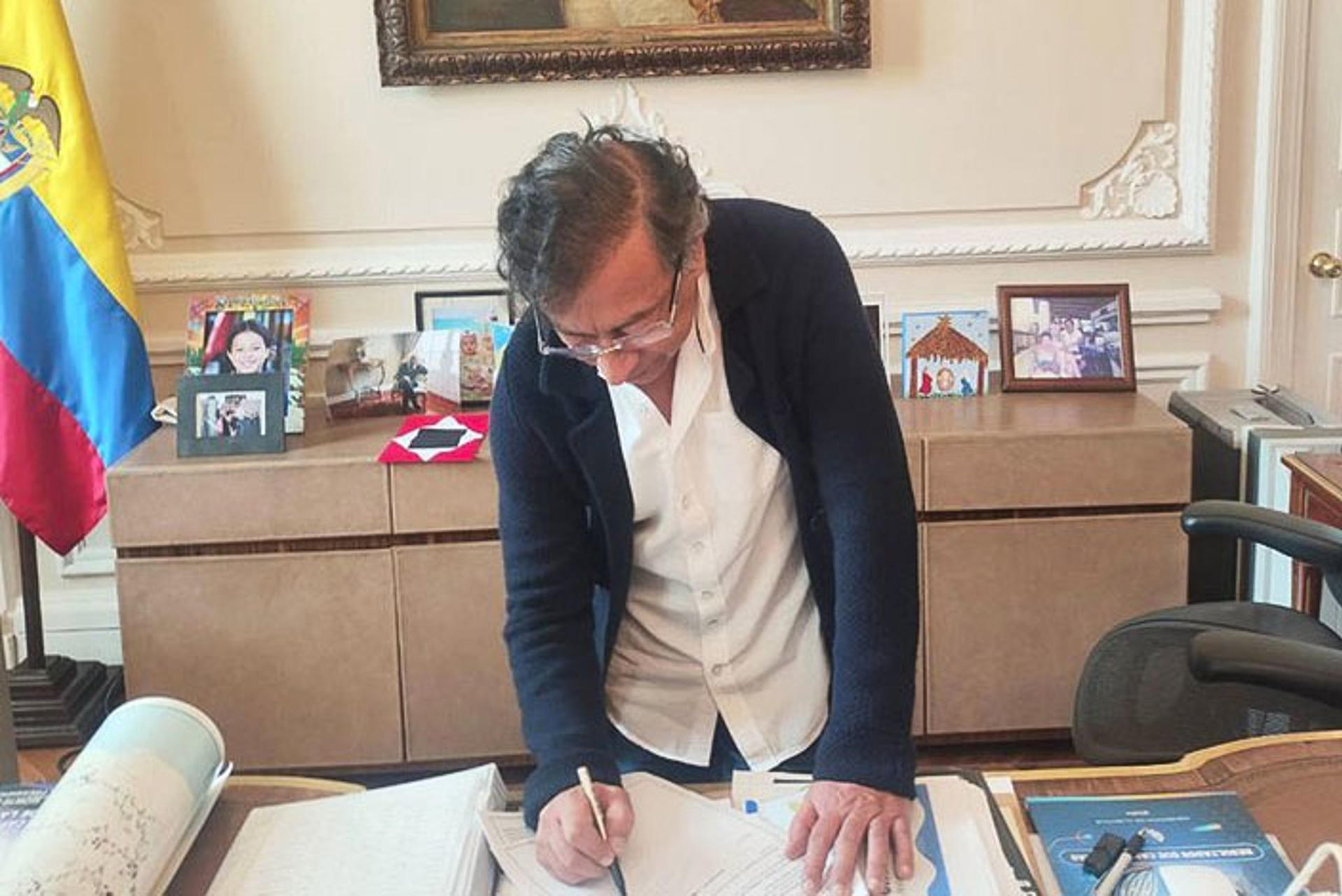 Fotografía tomada de la cuenta oficial en la red social X de la Presidencia de Colombia que muestra al mandatario firmando el decreto para convocar a una consulta popular sobre su reforma laboral, este miércoles en Bogotá (Colombia). EFE/ @infopresidencia
