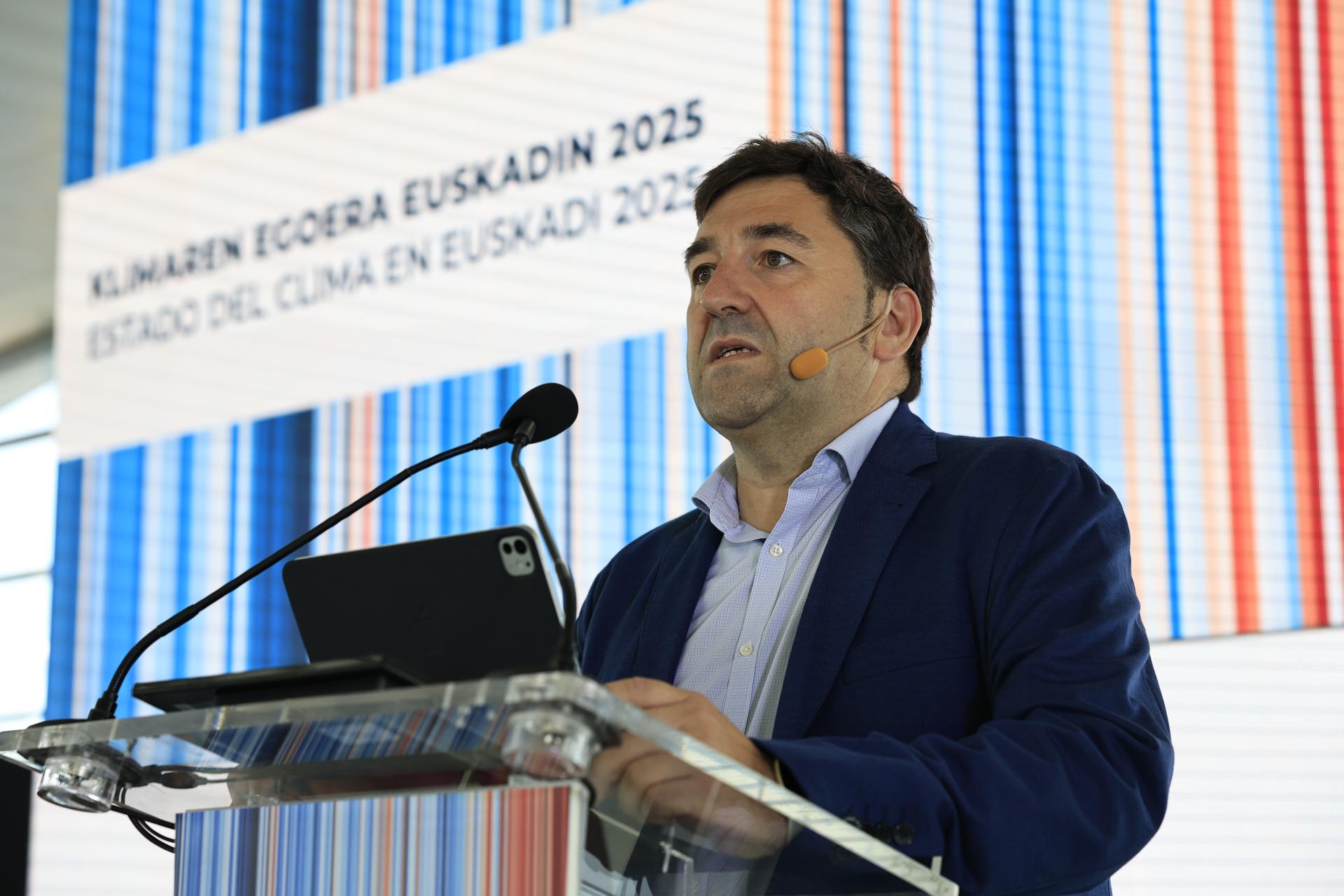 El viceconsejero de Medio Ambiente del Gobierno Vasco, Josu Bilbao, interviene en la presentación este jueves en Getxo (Bizkaia) del primer informe sobre el Estado del Clima de Euskadi, elaborado por la sociedad pública Ihobe y la Agencia Vasca de Meteorología-Euskalmet, y que analiza los principales hallazgos sobre el cambio climático en Euskadi. EFE/ Miguel Toña