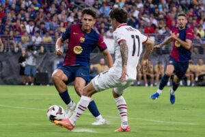 Christian Pulisic (D) AC Milan Y Sergi Dominguez, del FC Bacelona en foto de archivo de SHAWN THEW. EFE