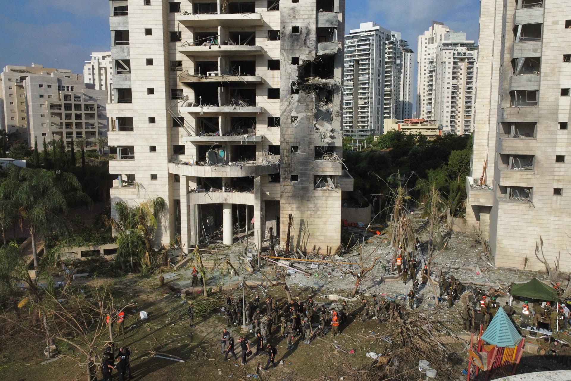 Equipos de emergencia israelíes trabajan en los edificios residenciales de Petaj Tikva, centro de Israel, donde impactaron misiles balísticos iraníes, el 16 de junio de 2025. EFE/EPA/ABIR SULTAN