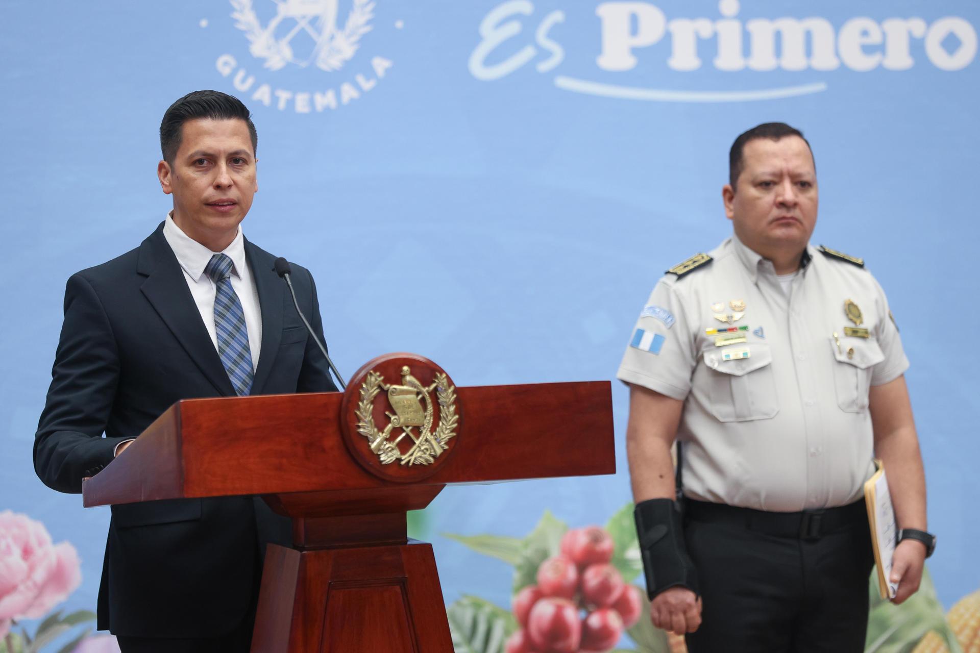 El viceministro de Seguridad del Ministerio de Gobernación (Interior), José Portillo (i) y el director general de la Policía Nacional Civil, David Custodio Boteo asisten a una rueda de prensa este lunes, en Ciudad de Guatemal (Guatemala). EFE/ Mariano Macz