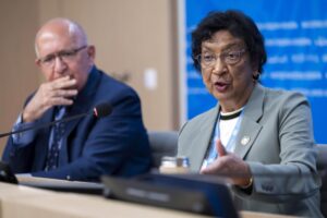 Navi Pillay, presidenta de la Comisión de Investigación sobre el Territorio Palestino Ocupado, incluido Jerusalén Este, e Israel (R) y el comisionado Chris Sidoti asisten a una conferencia de prensa en la sede europea de las Naciones Unidas (ONU), en Ginebra, Suiza, 18 de junio de 2025. (Suiza, Ginebra, Jerusalén) EFE/EPA/MARTIAL TREZZINI