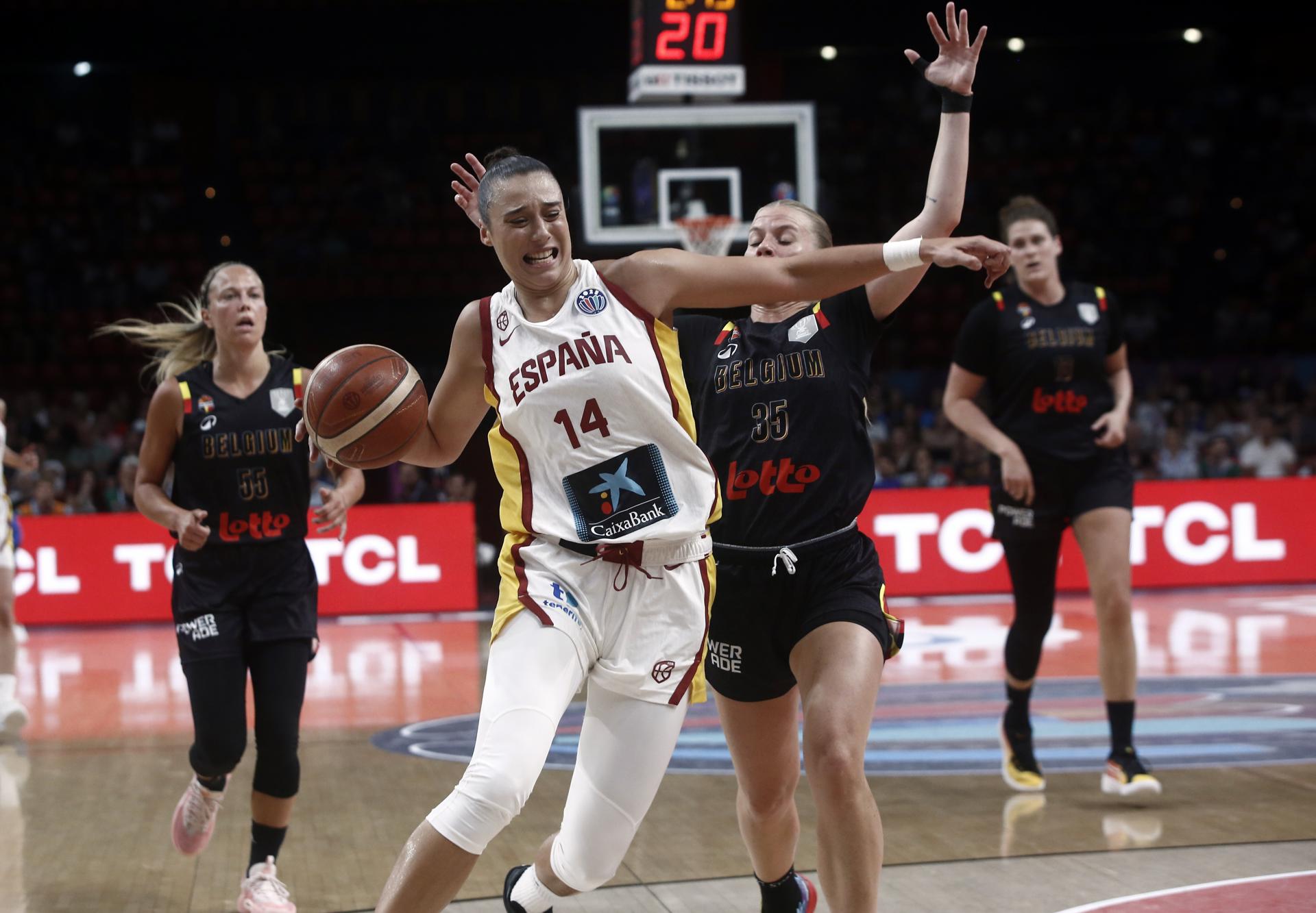 La española Raquel Carrera (2-I) ante la belga Julie Vanloo (2-d) durante la final del Eurobasket femenino disputada en Atenas, Grecia. EFE/EPA/YANNIS KOLESIDIS