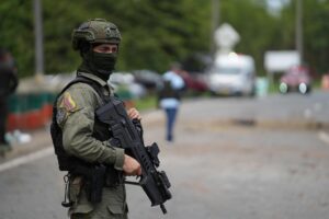Imagen de archivo de un integrante de las fuerzas de seguridad colombiana vigilando un área de conflicto. EFE/ Ernesto Guzmán