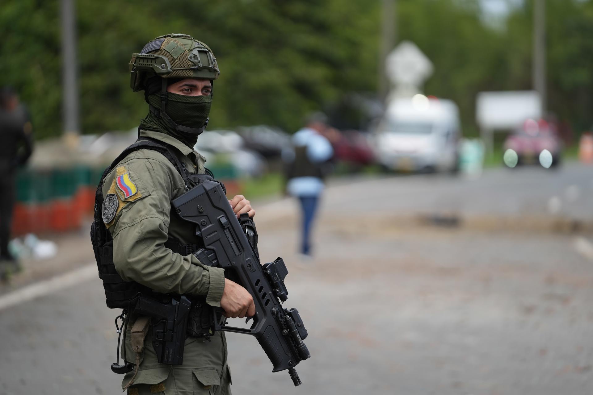 Imagen de archivo de un integrante de las fuerzas de seguridad colombiana vigilando un área de conflicto. EFE/ Ernesto Guzmán