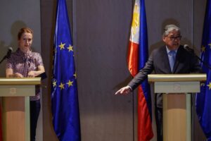 La alta representante de la Unión Europea para Asuntos Exteriores y Política de Seguridad y Vicepresidenta de la Comisión Europea, Kaja Kallas (I), y el Secretario de Asuntos Exteriores de Filipinas (DFA), Enrique Manalo (D), ofrecen una conferencia de prensa conjunta tras las conversaciones bilaterales en Taguig City, Metro Manila, Filipinas, el 2 de junio de 2025. EFE/EPA/ROLEX DELA PENA