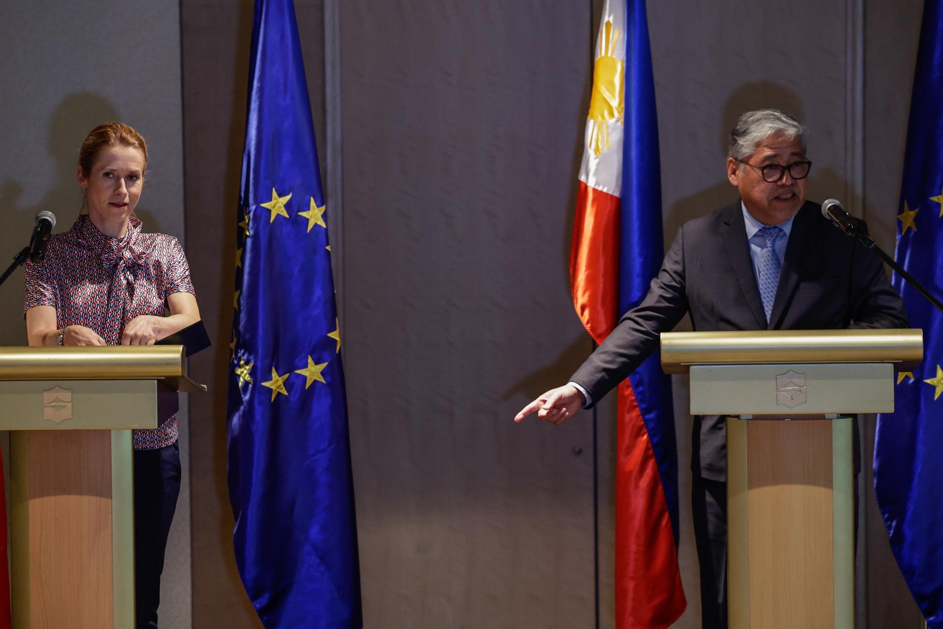La alta representante de la Unión Europea para Asuntos Exteriores y Política de Seguridad y Vicepresidenta de la Comisión Europea, Kaja Kallas (I), y el Secretario de Asuntos Exteriores de Filipinas (DFA), Enrique Manalo (D), ofrecen una conferencia de prensa conjunta tras las conversaciones bilaterales en Taguig City, Metro Manila, Filipinas, el 2 de junio de 2025. EFE/EPA/ROLEX DELA PENA